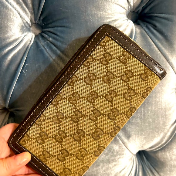 Gucci handbag & wallet in new condition ! Used under 5 times!!! - Picture 2 of 2